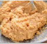 Взбиваем масло с коричневым (белым) сахаром до воздушной массы.