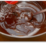 Добавляем ванильную эссенцию, хорошо перемешиваем, и затем вливаем ром. Массу вымешиваем до однородности.