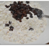 Цукаты, орехи и изюм добавляем в оставшуюся муку, все хорошо перемешиваем.	