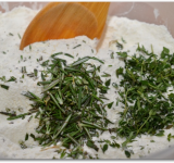 Измельчаем листья розмарина, и вместе с листьями тимьяна добавляем в мучную смесь, все перемешиваем. Туда же добавляем ветчину и сыр, вновь перемешиваем массу.