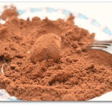 Затем окончательно формируем шарики ладонями и обваливаем в порошке какао.