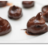 Можно создать конфетки при помощи кондитерского мешка. Если форма конфеток не идеальная, это не страшно. Ставим шарики в холодильник для застывания.