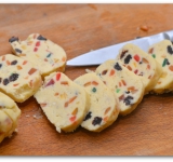 Разогреваем духовку, тесто достаем, оно к этому времени должно хорошо остыть. Острым ножом нарезаем кружочки толщиной примерно в 1 см.	