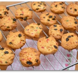 Широким ножом снимаем печенье с противня, и перекладываем на решетку, чтобы остудить.	