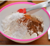 В отдельной емкости перемешиваем муку, перец, соль и любые специи по вашему вкусу.	