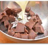 Шоколад разламываем на небольшие кусочки. На слабом огне нагреваем сливки, они должны быть очень горячими, но ни в коем случае нельзя доводить их до кипения. Как только появляются первые пузырьки, снимаем сливки с огня и заливаем в шоколад.