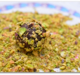 Часть шариков обваливаем в молотых фисташках. Можно использовать другие молотые орешки по желанию, например молотый миндаль.