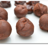 Ложкой для дыни формируем из ганаша шарики.