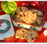 Хрустящее печенье с разнообразной начинкой, создающее приятное праздничное настроение готово! Приятного аппетита! 
 
Cсылка на оригинальный рецепт:  hellokitchen.ru/3982/pechenie-s-tsukatami-i-orehami/ 	