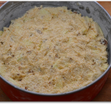 Смазываем форму сливочным маслом, посыпаем мукой и выкладываем тесто в форму. Посыпаем поверх кунжутом. Ставим пирог в духовку на 40-50 минут.