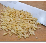 При помощи ножа мелко измельчаем орехи. Их можно брать по своему вкусу.	