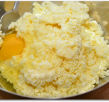 В это время готовим начинку. Творог протираем через сито, добавляем яйцо и хорошо перемешиваем.