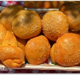 Вкусные, мягкие, пышные домашние пирожки к чаю готовы. Приятного аппетита!
Cсылка на оригинальный рецепт: hellokitchen.ru/3478/pirogki-s-tvorogom-i-izumom/