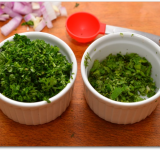 Измельчаем зелень: петрушку и мяту, должно получиться 2 ст. ложки.