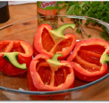 Перцы разрезаем пополам, извлекаем семечки и перегородки, хвостики оставляем. Сбрызгиваем перцы оливковым маслом и выкладываем их в форму для запекания.