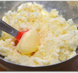 В начинку добавляем 1 ст. ложку мягкого сливочного масла, ванилин, сахарную пудру, все хорошо перемешиваем.