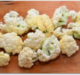 Капусту моем, обсушиваем и разделяем на соцветия.	