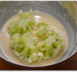 Воду сливаем, ждем, пока капуста немного остынет и хорошо стечет вода. В это время на сковороде нагреваем растительное масло слоем в 1 см. Кусочки капусты окунаем в приготовленный кляр.	