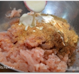 В фарш добавляем соль, специи, сухари и сливки, все хорошо перемешиваем.