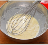 Начинаем готовить кляр, для этого венчиков взбиваем яйцо, пиво и муку, солим и перчим по вкусу. Кляр получается очень хрустящим благодаря пиву.	