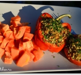 Великолепное блюдо готово, рис получается роскошный с богатым вкусом благодаря ароматам пряных трав. Легкую сладость блюду придает изюм и перцы с помидорами. Это вполне самостоятельное блюдо, хотя можно подавать его с гарниром, отлично подходит папайя, она придает блюду экзотичности.