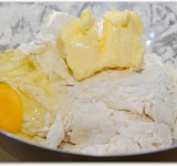 Добавляем мягкое сливочное масло и яйцо.