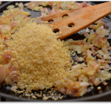 На сковороде, на среднем огне, на оливковом масле обжариваем до легкого золотистого цвета лук и чеснок. Добавляем молотый миндаль оставив 2 ст. ложки. Хорошо перемешиваем ингредиенты.