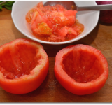 Срезаем верхушку у помидор, аккуратно при помощи ложкой извлекаем всю мякоть.