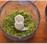 Оставшийся миндаль и петрушку перемешиваем в блендере.