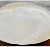 За час тесто должно подняться почти в 2 раза, просеиваем в массу оставшуюся муку и соль, все перемешиваем.