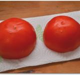 Ставим помидоры на бумажное полотенце срезом вниз, стекать.