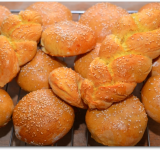 Ставим противень в предварительно разогретую духовку на 15-20 минут. Готовые пирожки перекладываем на решетку, остужаться.