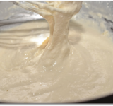 Все хорошо перемешиваем венчиком, масса должна получиться вязкой консистенции.