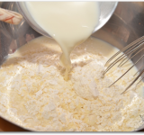 Перемешиваем половину муки с теплым молоком, добавляем опару.