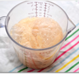 Делаем опару, для этого перемешиваем теплую воду и по 1 ч. ложке сахара и муки. Затем добавляем дрожжи, аккуратно перемешиваем, накрываем полотенцем и оставляем на 15-20 минут. За это время дрожжи должны хорошо подняться. Если дрожжи не поднялись, то их необходимо заменить и отложить пироги на время.