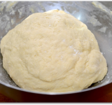 Окончательно вымешиваем тесто пока оно не станет эластичным и не начнет отставать от рук. Если тесто прилипает – добавляем еще немного муки.