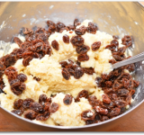 В кипятке на 5 минут замачиваем изюм, затем воду сливаем, изюм слегка обсушиваем и добавляем к творогу. Все хорошо перемешиваем. Начинка готова.