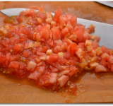 Нарезаем мякоть помидора. С изюма сливаем воду и обсушиваем его бумажным полотенцем.