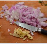 Мелко измельчаем лук и чеснок.