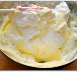 Добавляем в массу белки и аккуратно перемешиваем силиконовой лопаткой движениями снизу вверх.