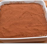 С помощью ситечка, последний слой крема посыпаем какао-порошком. Накрываем форму пищевой пленкой и убираем в холодильник на ночь.