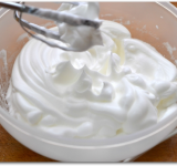 Отделаем желтки от белков. Желтки ставим в холодильник, а белки взбиваем с половиной сахара до жестких пиков. Это занимаем примерно 5-6 минут на малой скорости миксера.