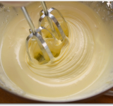 В другой миске взбиваем желтки с оставшимся сахаром, масса должна при этом посветлеть и значительно увеличится в объеме.