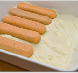 Выливаем кофе в плоскую посуду, обмакиваем в него печенье с двух сторон, очень быстро, иначе оно разломается, и выкладываем печенье на крем. Затем чередуем слои в следующей последовательности: крем, печенье, крем.