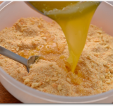 Масло выливаем в крошку. В качестве печенье можно брать любое: бисквитное, овсяное или даже печенье в шоколаде. Так же по желанию можно добавить миндальную крошку или заменить печенье миндальной мукой. Очень вкусно получается чизкей с печеньем савоярди, которое используют для приготовления тирамису.