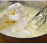 К желткам добавляем сыр.