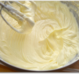 Взбиваем массу миксером до однородности.