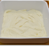 Получившийся воздушный крем делим на 3 части, первая часть самая маленькая, ею смазываем дно формы.