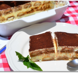 Нежный, воздушный, восхитительный десерт готов! Нарезаем на порции и очень холодным подаем к столу, лучше всего к десерту подходит чашечка ароматного, горячего кофе. Приятного аппетита!
Cсылка на оригинальный рецепт: hellokitchen.ru/3298/tiramisu/