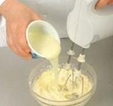 Готовим крем, для этого размягченное сливочное масло взбиваем, тонкой струйкой вливаем сгущенное молоко и продолжаем взбивать, пока масса не станет пышной и глянцевой.	